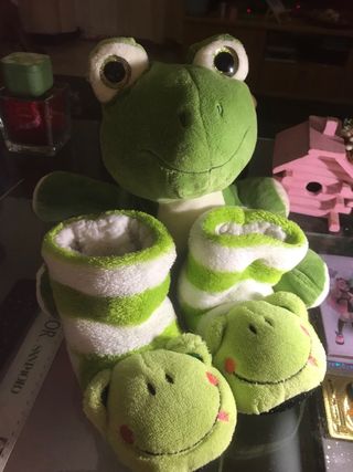 Set peluche rana e scarpine bimba