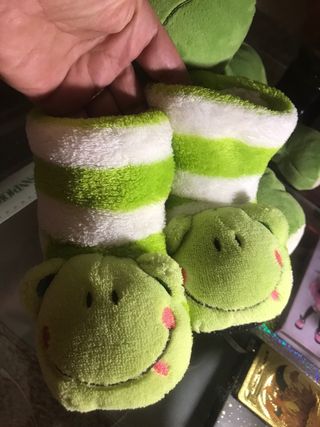 Set peluche rana e scarpine bimba