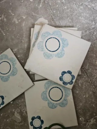 Baldosas blancas con flores azules