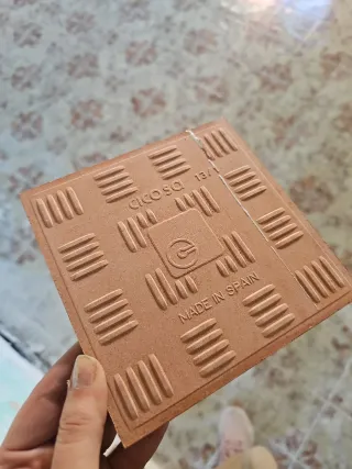 Baldosas blancas con flores azules