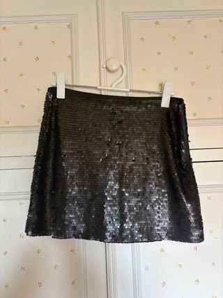 Falda mini lentejuelas negra Zara
