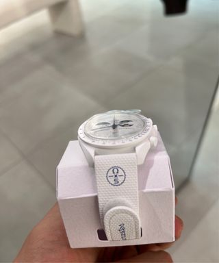 Swatch x Omega Snoopy Moonshine Oro Blanco