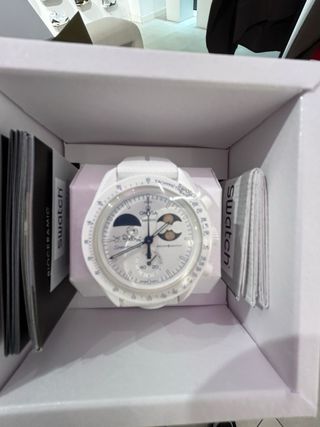 Swatch x Omega Snoopy Moonshine Oro Blanco