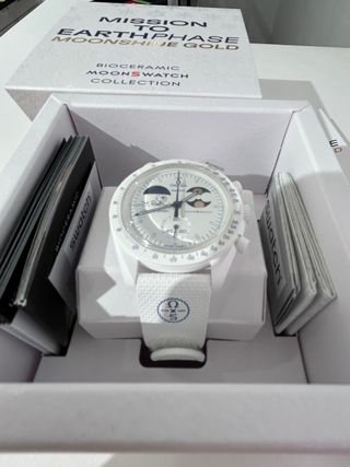 Swatch x Omega Snoopy Moonshine Oro Blanco