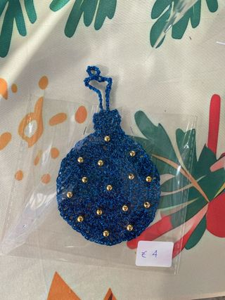 Decorazione natalizia blu con perline dorate