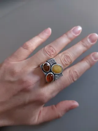 Anillo con piedras ámbar y plata
