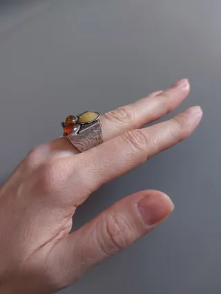 Anillo con piedras ámbar y plata