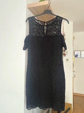 Vestido negro encaje frío hombros al aire