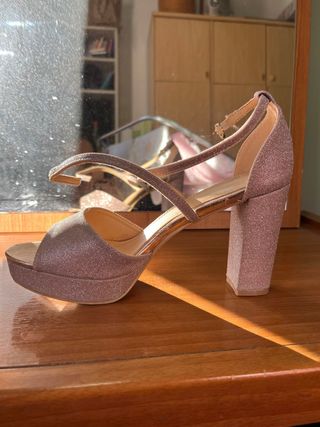 Zapatos de tacón brillantes