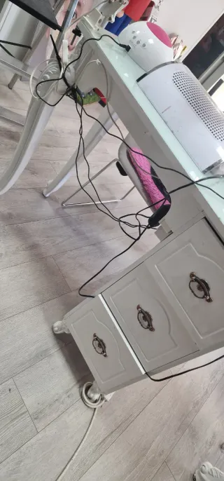 Mesa de manicura blanca estilo isabelino