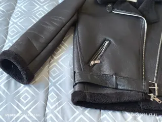 Cazadora Zara efecto piel negra