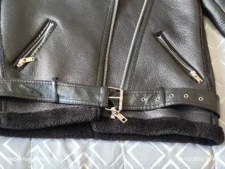 Cazadora Zara efecto piel negra