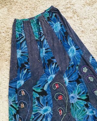 Falda larga bordada floral