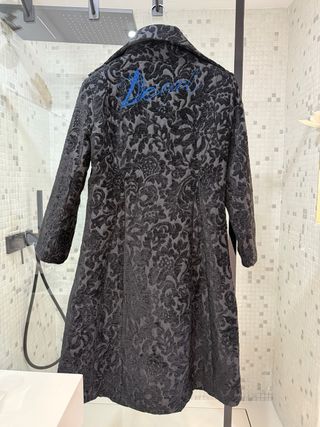 Abrigo Desigual Negro con Estampado Floral