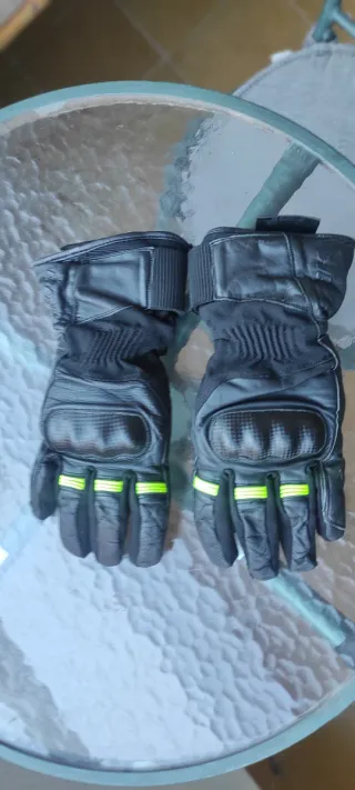 Guantes de moto negros con protecciones