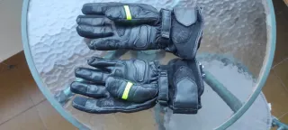 Guantes de moto negros con protecciones