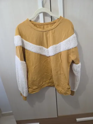 Sudadera amarilla con detalles blancos