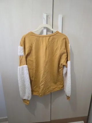 Sudadera amarilla con detalles blancos