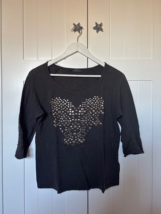 Camiseta Zara marrón con tachuelas corazón