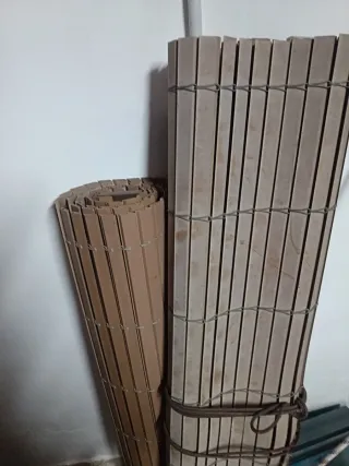 2 Persianas enrollables de plástico, cada una 15e