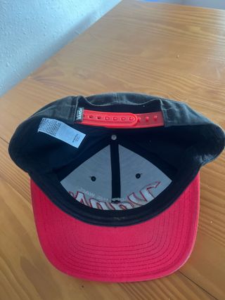 Gorra Vans Ajustable Negra y Roja