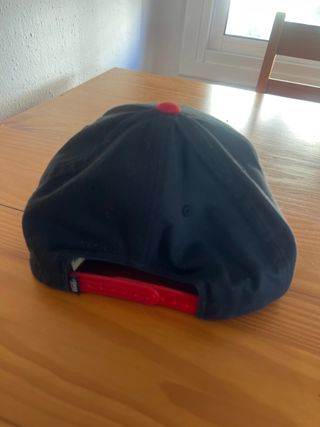 Gorra Vans Ajustable Negra y Roja