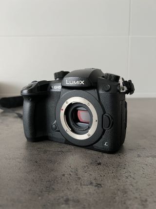 Cuerpo cámara Panasonic Lumix GH5 + Bolsa/Baterías