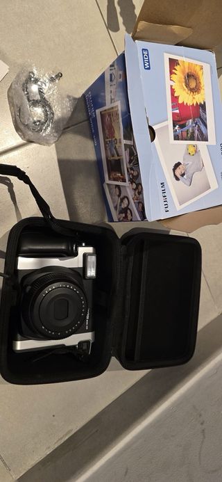 Cámara Fujifilm Instax Wide 300 + Bolso