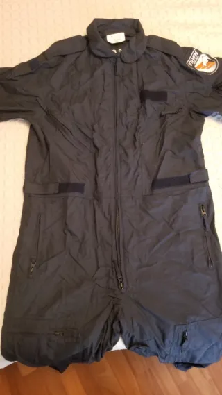 Mono de vuelo helicóptero azul