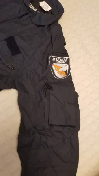 Mono de vuelo helicóptero azul