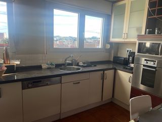 Cocina completa en color beige y madera