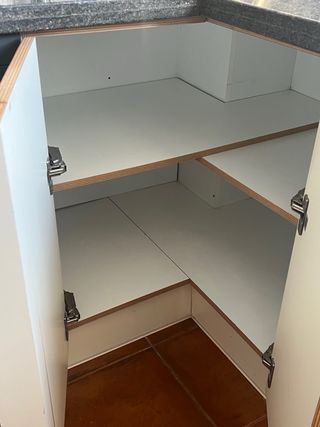 Cocina completa en color beige y madera