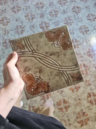 Baldosa cerámica floral relieve 20cm