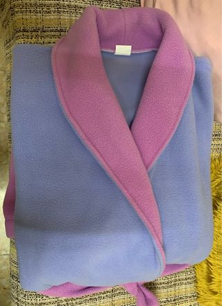 Bata polar morada y rosa