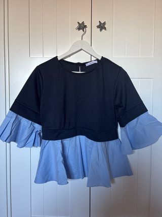 Camiseta azul marino con detalle de camisa azul