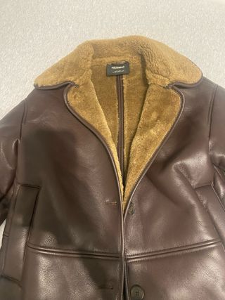 Cazadora mujer Pull & Bear efecto piel marrón