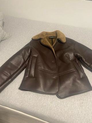 Cazadora mujer Pull & Bear efecto piel marrón