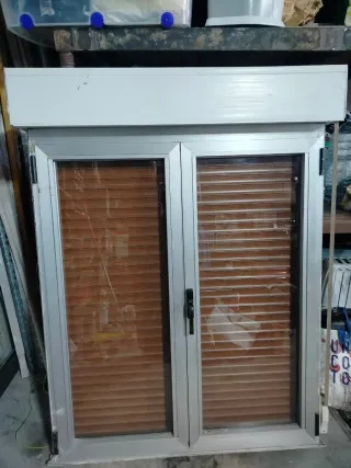 Ventana aluminio con persiana