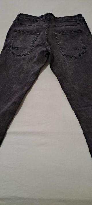 Pantalón vaquero Bershka.