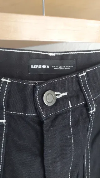 Pantalones cargo negros con pespuntes blancos