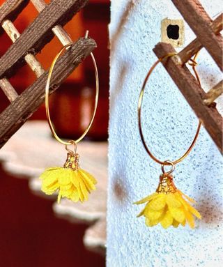 Pendientes aro dorados con detalle floral amarillo