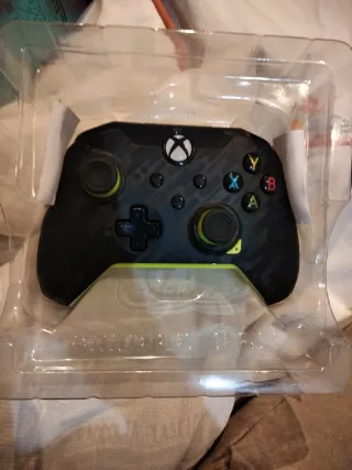 Mando Xbox Negro con detalles verdes
