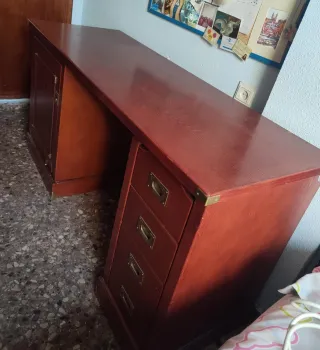 Escritorio de madera chapada