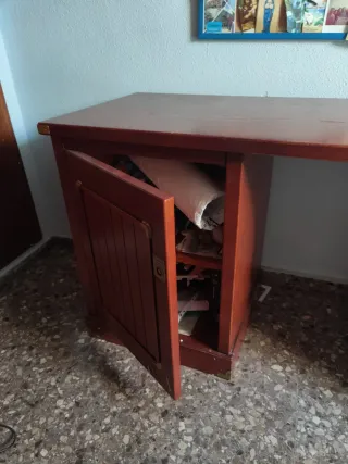 Escritorio de madera chapada