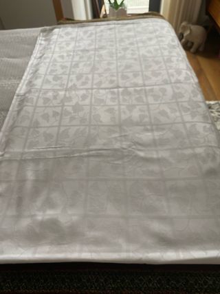 Toalha de mesa branca com padrão floral