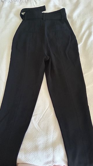 Pantalón negro Zara tiro alto con cinturón T. XS