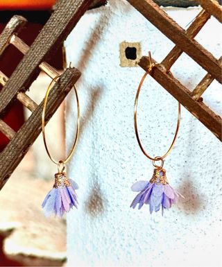 Pendientes aro dorados con flor lila