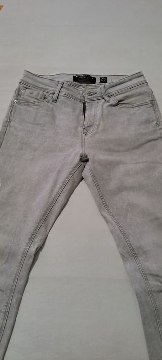 Pantalón vaquero Bershka.