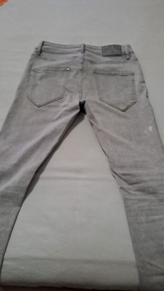 Pantalón vaquero Bershka.