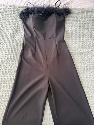 Mono negro con plumas